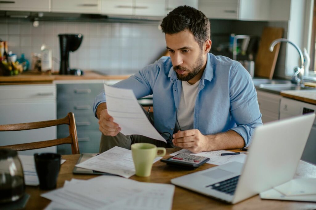 Psychologie Investieren: Mann am Laptop