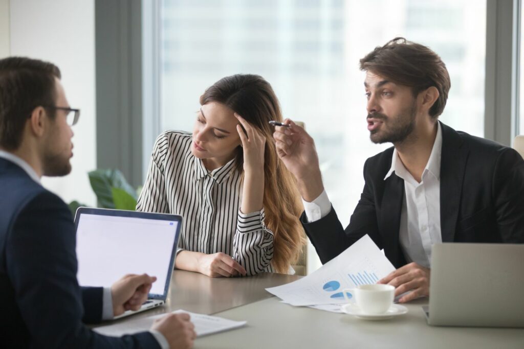Psychologie Investieren: Paar beim Finanzberater
