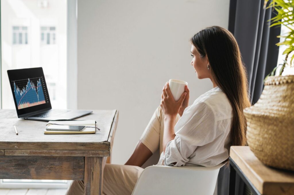 Commerzbank Depot: Frau am Laptop