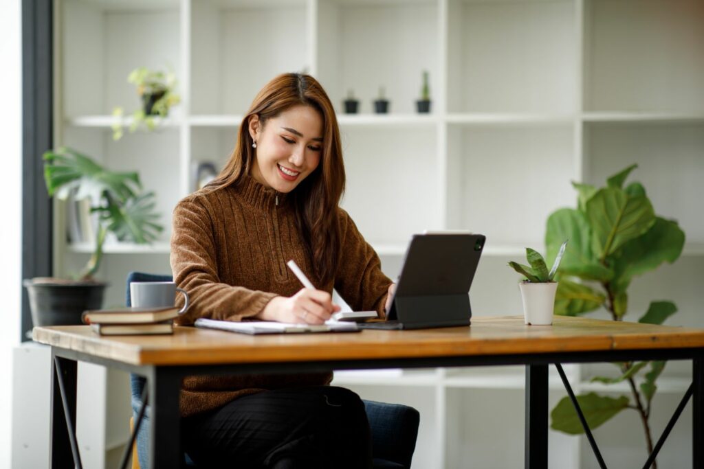 Comdirect Depot Sparplan Frau am Tisch