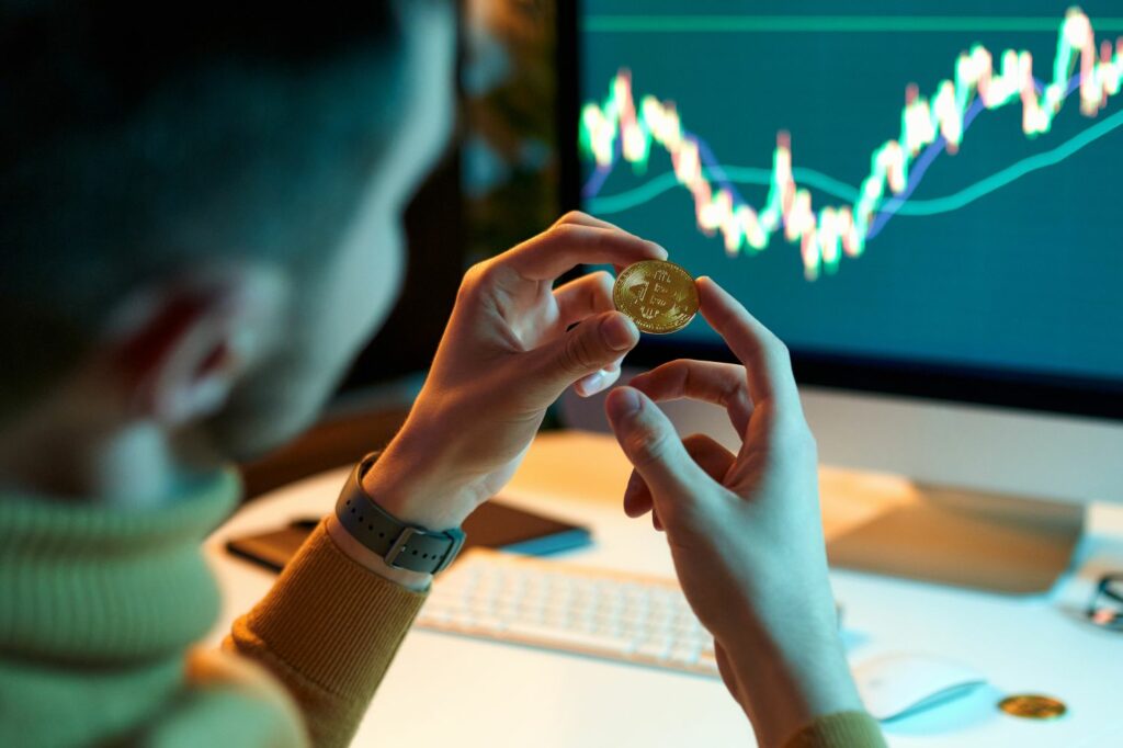 Kryptowährungen: Mann mit Bitcoin