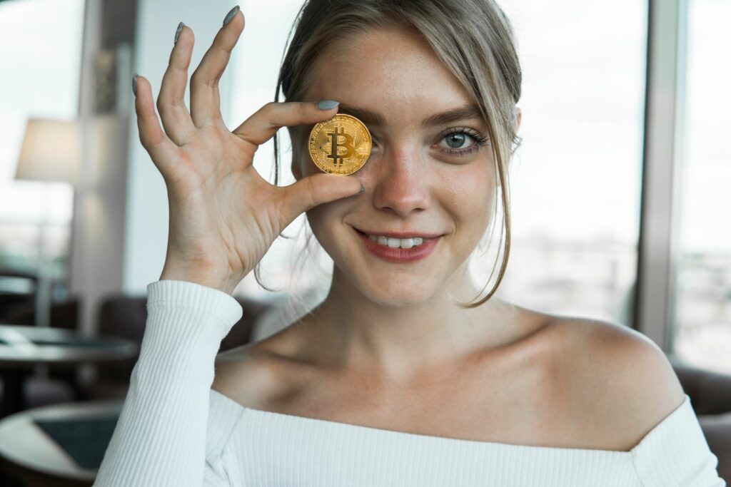 Kryptowährungen: Frau mit Bitcoin