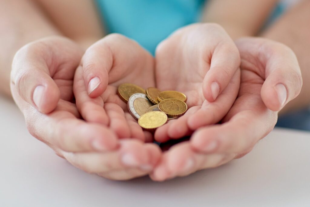 Kinderdepot Junior-Depot: Hände mit Geld