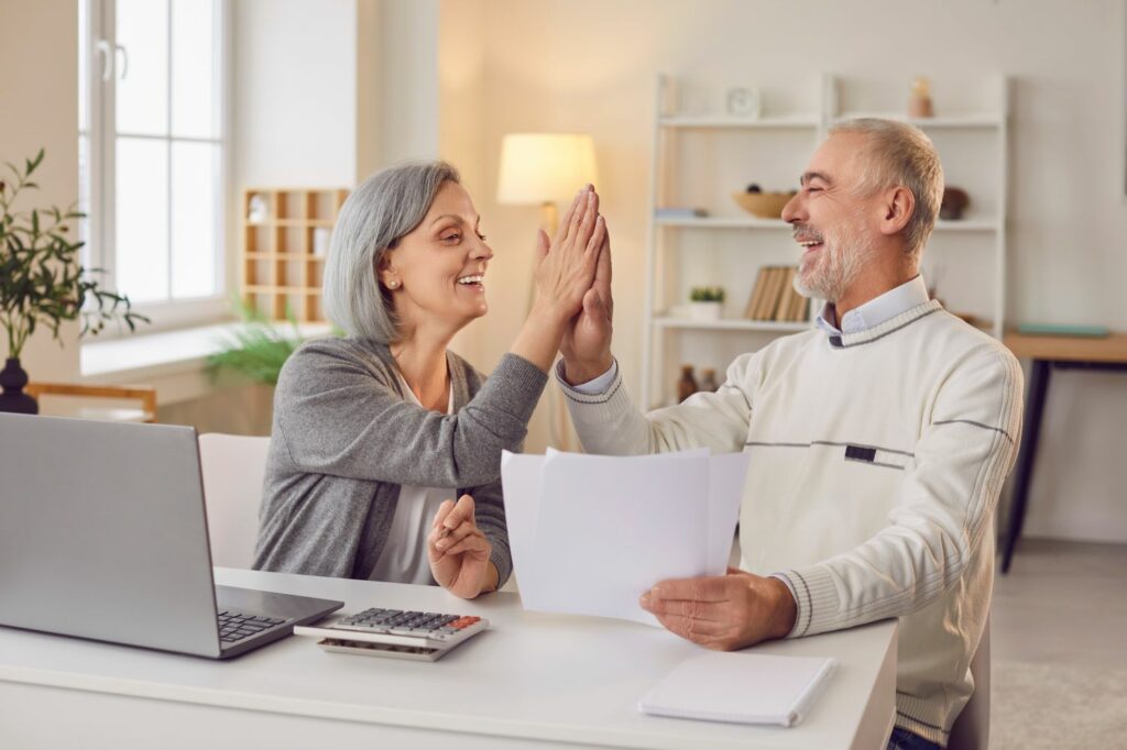 Rentenvorsorge: Paar High-Five