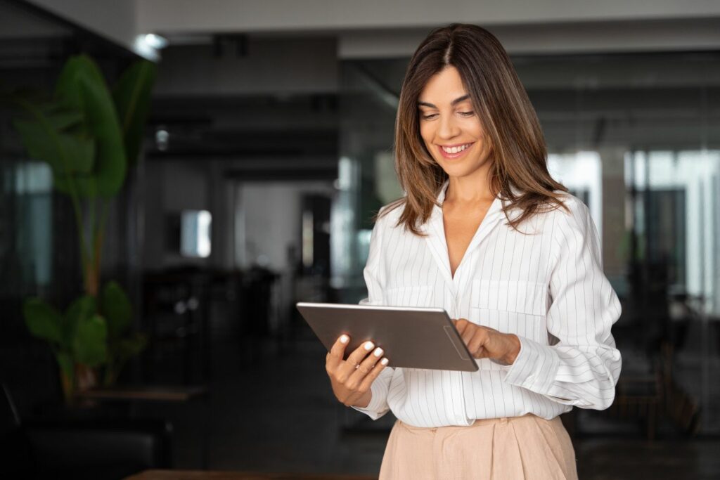 Investieren wie Warren Buffett: Frau am Tablet