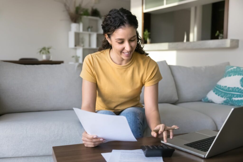 Jahresabschluss-Depot-Check: Frau wählt das richtige Depot für Ihre Strategie